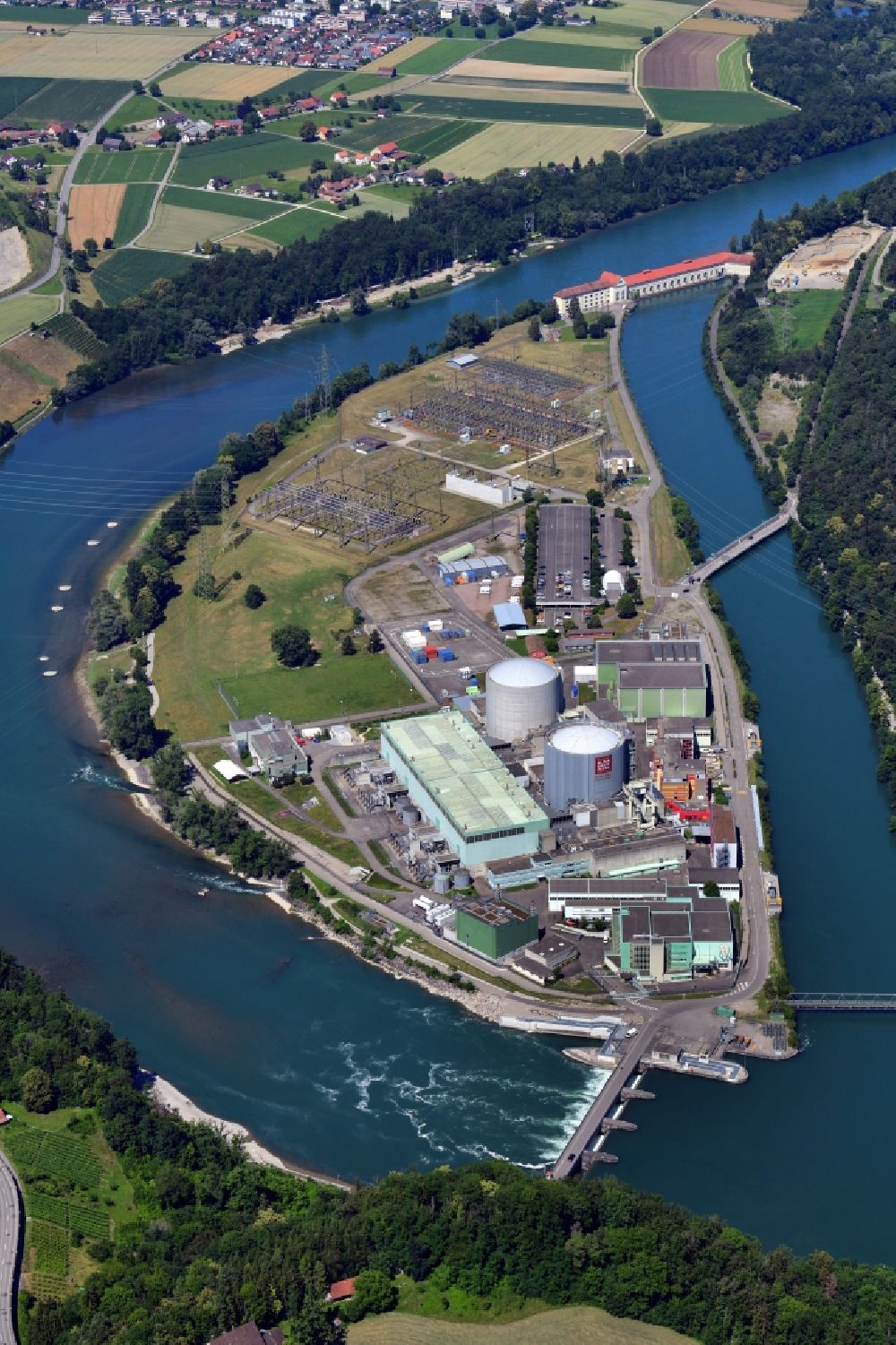 Luftbild Beznau - KKB Reaktorblöcke und Anlagen des AKW - KKW Kernkraftwerk in Beznau im Kanton Aargau, Schweiz