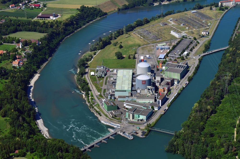 Beznau von oben - KKB Reaktorblöcke und Anlagen des AKW - KKW Kernkraftwerk in Beznau im Kanton Aargau, Schweiz