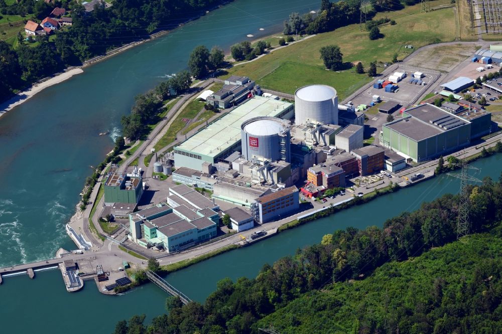Beznau aus der Vogelperspektive: KKB Reaktorblöcke und Anlagen des AKW - KKW Kernkraftwerk in Beznau im Kanton Aargau, Schweiz