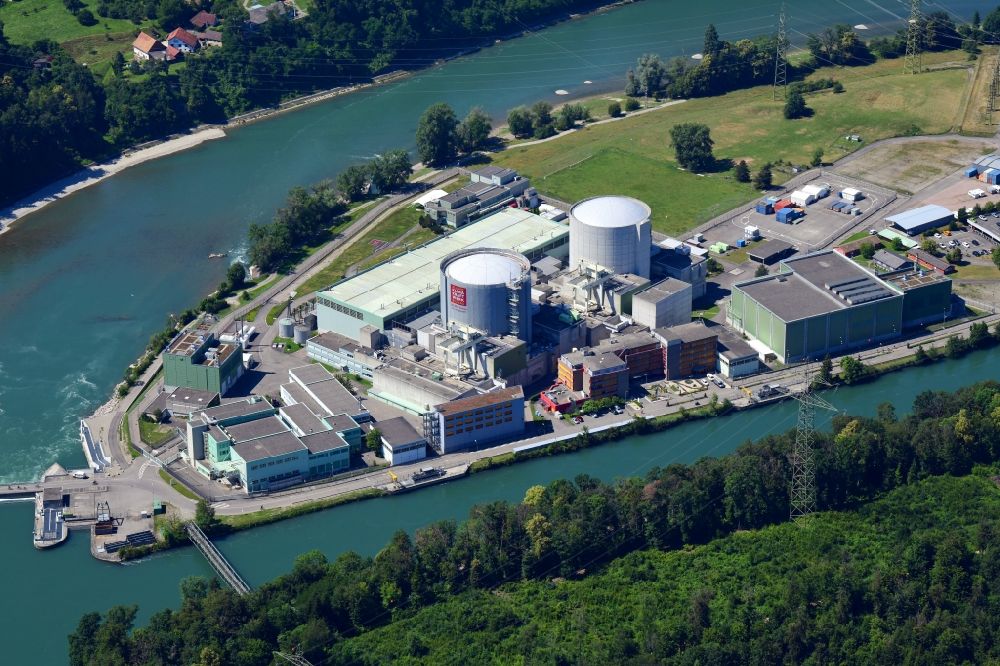 Luftbild Beznau - KKB Reaktorblöcke und Anlagen des AKW - KKW Kernkraftwerk in Beznau im Kanton Aargau, Schweiz