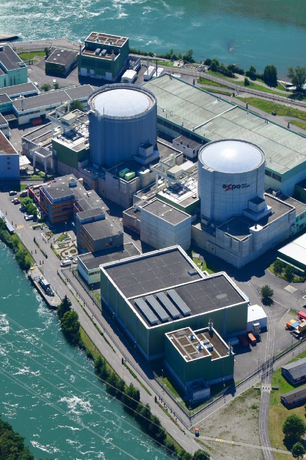 Luftaufnahme Beznau - KKB Reaktorblöcke und Anlagen des AKW - KKW Kernkraftwerk in Beznau im Kanton Aargau, Schweiz
