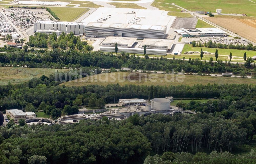Luftbild Schwechat - Klärwerk und Wasserreinigungs- Anlagen des Abwasserverband in Schwechat vor dem Flughafen Wien-Schwechat in Niederösterreich, Österreich