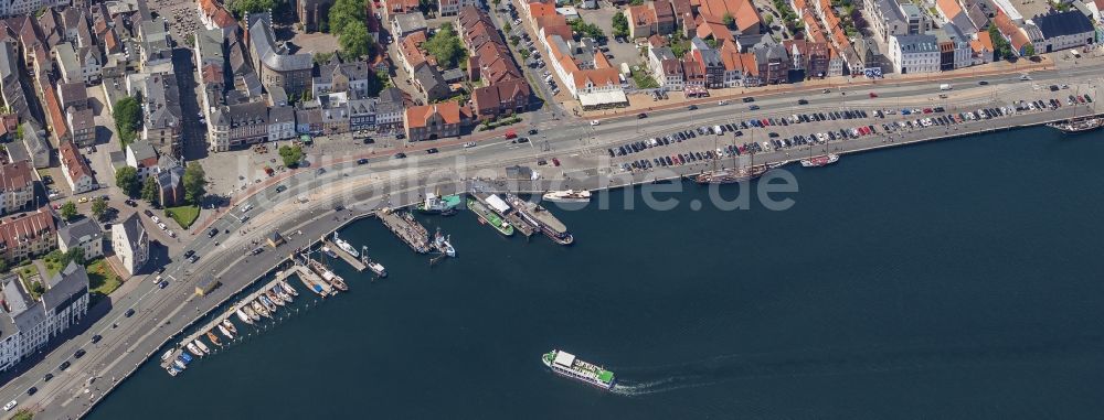 Flensburg von oben - Klassische Yachten, Dampfer und Segelschiffe im Hafen in Flensburg im Bundesland Schleswig-Holstein, Deutschland