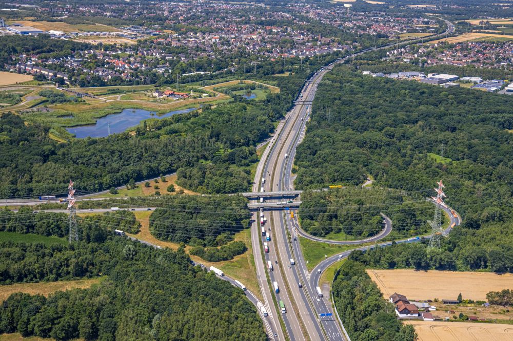 Castrop-Rauxel von oben - Kleeblattförmige Verkehrsführung am Autobahnkreuz der BAB A2 und A45 des Autobahnkreuz Dortmund-Nordwest in Castrop-Rauxel im Bundesland Nordrhein-Westfalen, Deutschland