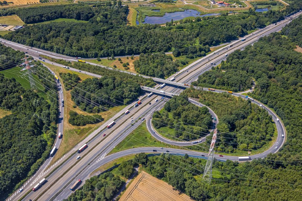 Luftbild Castrop-Rauxel - Kleeblattförmige Verkehrsführung am Autobahnkreuz der BAB A2 und A45 des Autobahnkreuz Dortmund-Nordwest in Castrop-Rauxel im Bundesland Nordrhein-Westfalen, Deutschland