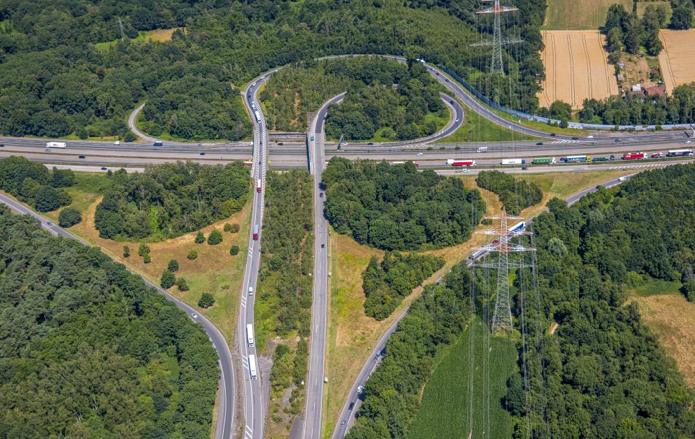 Ickern von oben - Kleeblattförmige Verkehrsführung am Autobahnkreuz der BAB A2 und A45 des Autobahnkreuz Dortmund-Nordwest in Ickern im Bundesland Nordrhein-Westfalen, Deutschland