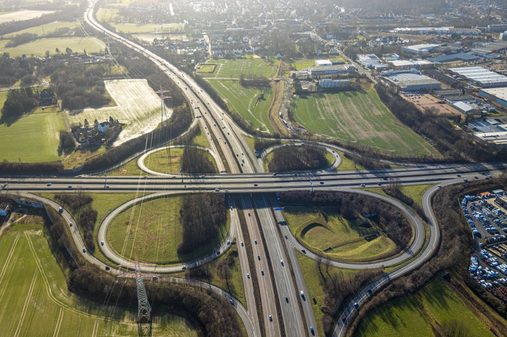Dortmund von oben - Kleeblattförmige Verkehrsführung am Autobahnkreuz der BAB A40 - 45 Kreuz Dortmund-West im Bundesland Nordrhein-Westfalen, Deutschland