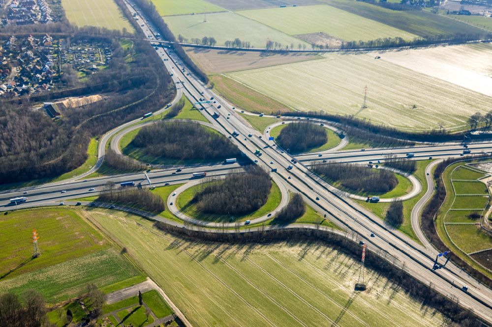 Luftbild Unna - Kleeblattförmige Verkehrsführung am Autobahnkreuz der BAB A4 , A1 Kreuz Dortmund/Unna in Unna im Bundesland Nordrhein-Westfalen, Deutschland
