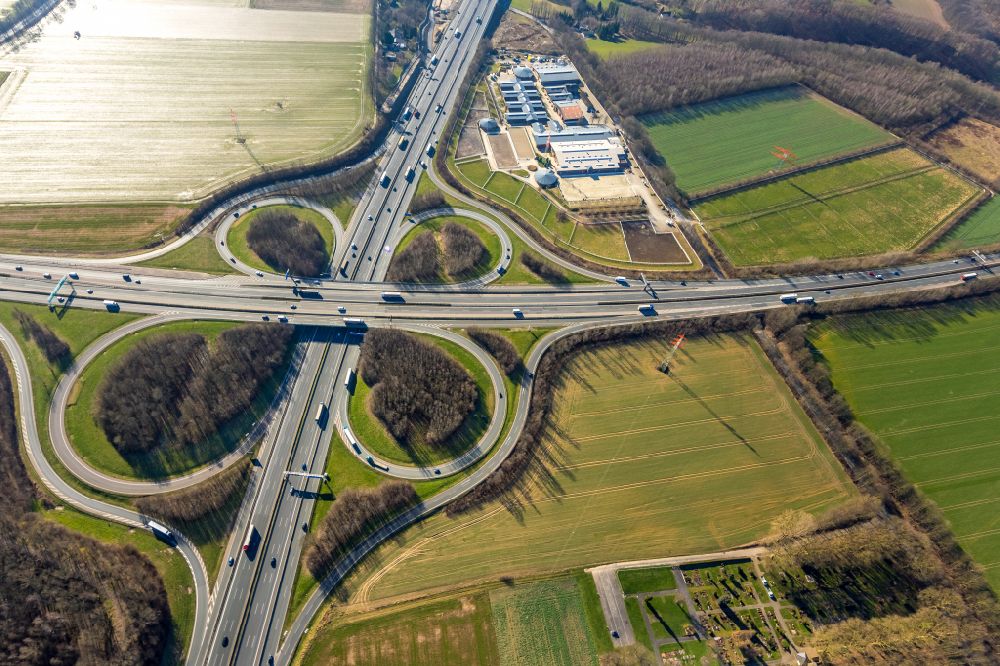 Luftaufnahme Unna - Kleeblattförmige Verkehrsführung am Autobahnkreuz der BAB A4 , A1 Kreuz Dortmund/Unna in Unna im Bundesland Nordrhein-Westfalen, Deutschland
