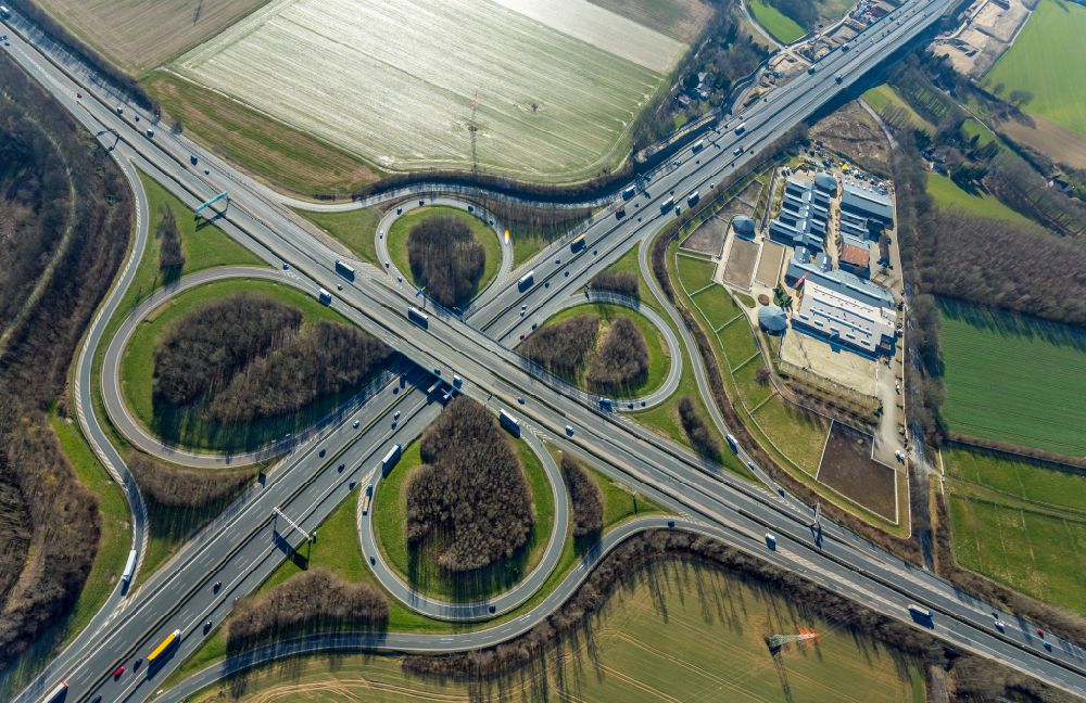 Unna von oben - Kleeblattförmige Verkehrsführung am Autobahnkreuz der BAB A4 , A1 Kreuz Dortmund/Unna in Unna im Bundesland Nordrhein-Westfalen, Deutschland