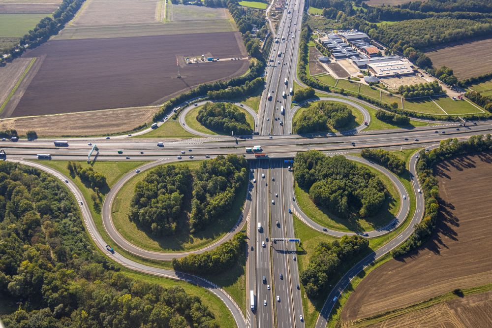Luftaufnahme Unna - Kleeblattförmige Verkehrsführung am Autobahnkreuz der BAB A4 , A1 Kreuz Dortmund/Unna in Unna im Bundesland Nordrhein-Westfalen, Deutschland