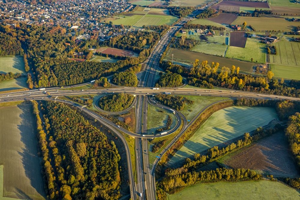 Luftaufnahme Cloerbruch - Kleeblattförmige Verkehrsführung am Autobahnkreuz der BAB A52 - 44 Kreuz Neersen in Cloerbruch im Bundesland Nordrhein-Westfalen, Deutschland