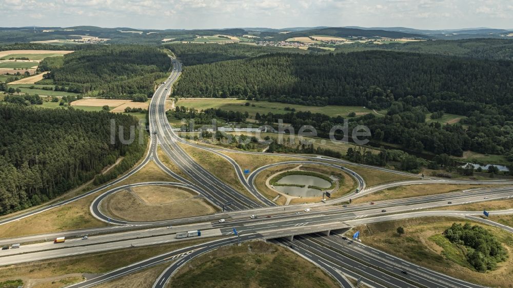 Luftbild Wernberg-Köblitz - Kleeblattförmige Verkehrsführung am Autobahnkreuz der BAB A93 Kreuz Oberpfälzer Wald in Wernberg-Köblitz im Bundesland Bayern, Deutschland