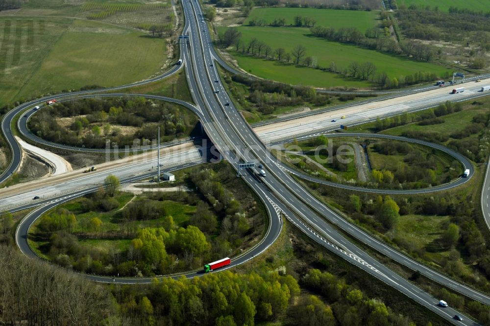 Luftbild Velten - Kleeblattförmige Verkehrsführung am Autobahnkreuz der BAB A10 Oranienburger Kreuz in Velten im Bundesland Brandenburg, Deutschland