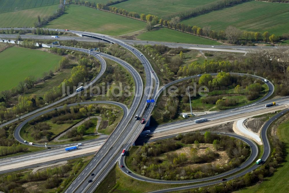 Velten von oben - Kleeblattförmige Verkehrsführung am Autobahnkreuz der BAB A10 Oranienburger Kreuz in Velten im Bundesland Brandenburg, Deutschland