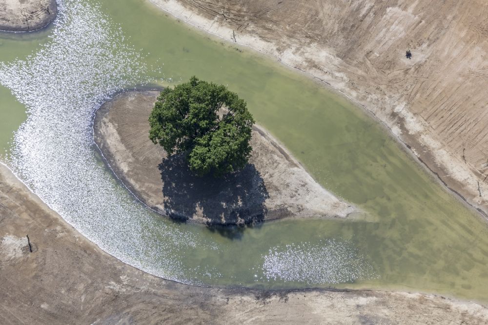 Luftaufnahme Deggendorf - Kleine Insel im Flussbett der Donau in Deggendorf im Bundesland Bayern