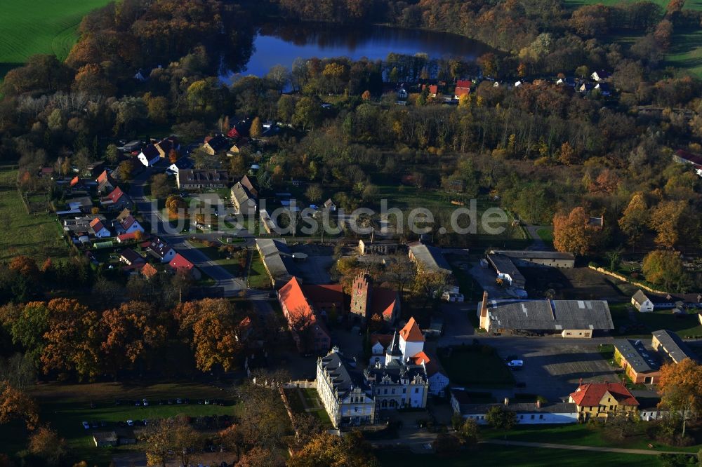 Luftaufnahme Löwenberger Land Liebenberg - Kleine Ortschaft mit Schloss im Ortsteil Liebenberg in Löwenberger Land im Bundesland Brandenburg