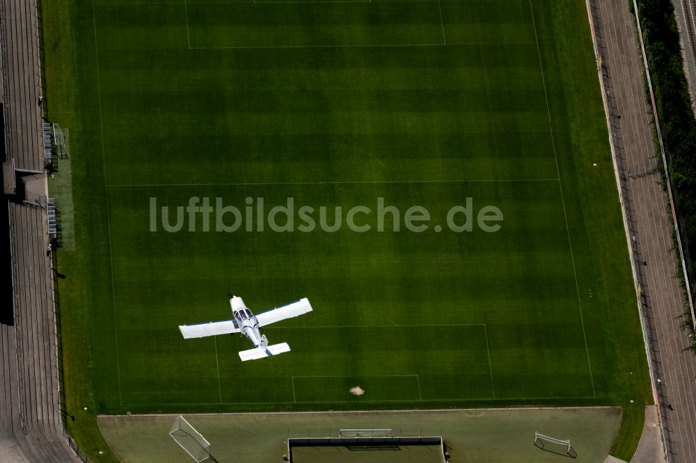 Luftbild Freiburg im Breisgau - Kleinflugzeug im Fluge über dem Luftraum in Freiburg im Breisgau im Bundesland Baden-Württemberg, Deutschland