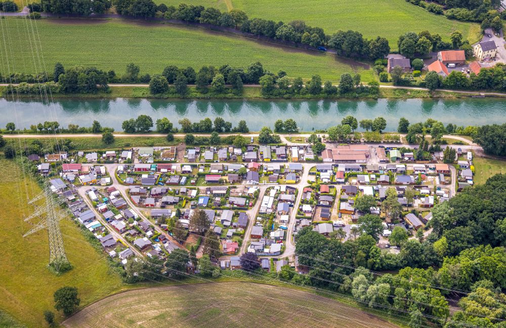 Luftaufnahme Östrich - Kleingartenanlagen und Bungalowsiedelung am Ufer des Lippe - Flußverlaufes in Östrich im Bundesland Nordrhein-Westfalen, Deutschland