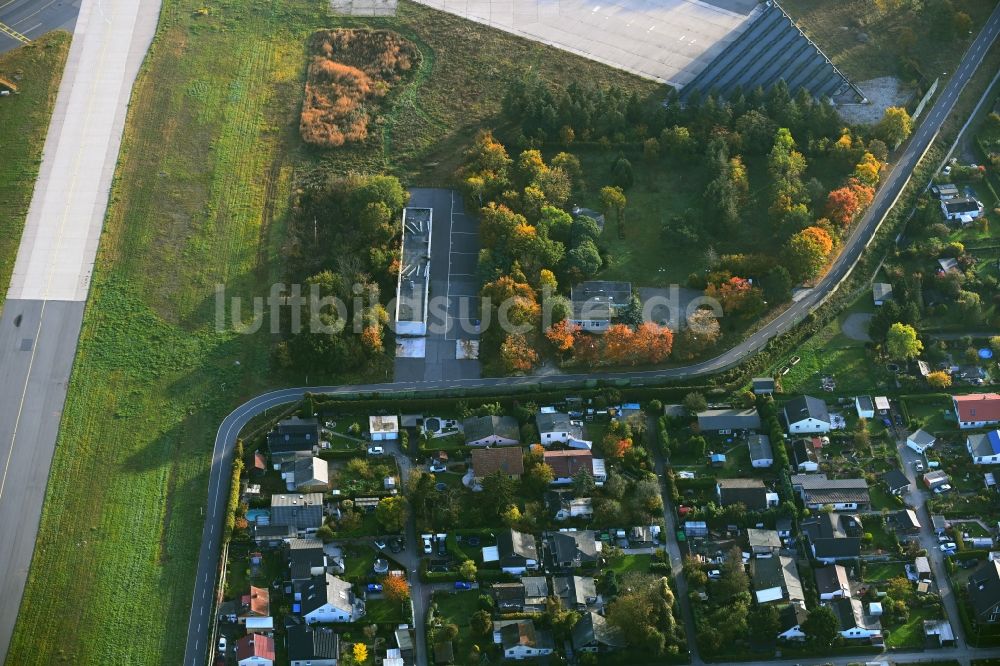 Luftbild Berlin - Kleingartenanlagen einer Laubenkolonie am ehemaligen Flughafen Tegel in Berlin, Deutschland