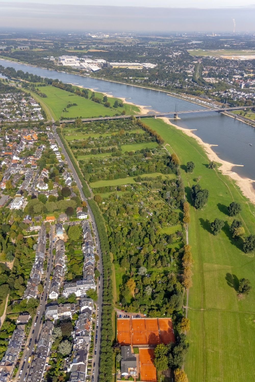 Düsseldorf von oben - Kleingartenanlagen einer Laubenkolonie Am Pappelwäldchen - Kaiser-Friedrich-Ring in Düsseldorf im Bundesland Nordrhein-Westfalen, Deutschland