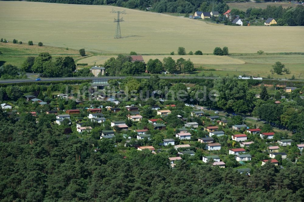 Luftaufnahme Schönefeld - Kleingartensiedlung, Starkstrommast und Feld im Ortsteil Großziethen in Schönefeld im Bundesland Brandenburg