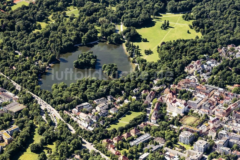 Luftbild München - Kleinhesseloher See mit Inseln im mittleren Englischen Garten in München im Bundesland Bayern