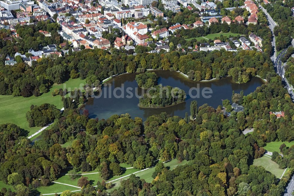 Luftaufnahme München - Kleinhesseloher See mit Inseln im mittleren Englischen Garten in München im Bundesland Bayern