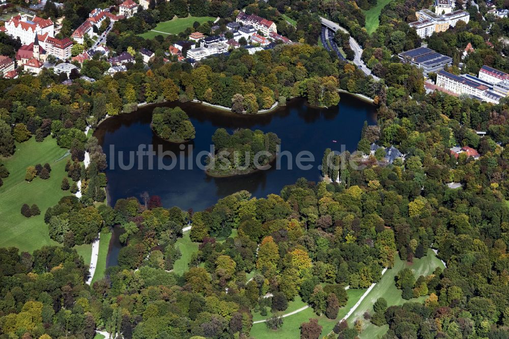 München von oben - Kleinhesseloher See mit Inseln im mittleren Englischen Garten in München im Bundesland Bayern