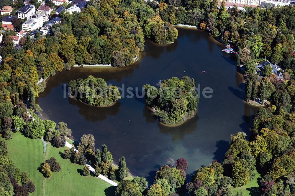 München aus der Vogelperspektive: Kleinhesseloher See mit Inseln im mittleren Englischen Garten in München im Bundesland Bayern