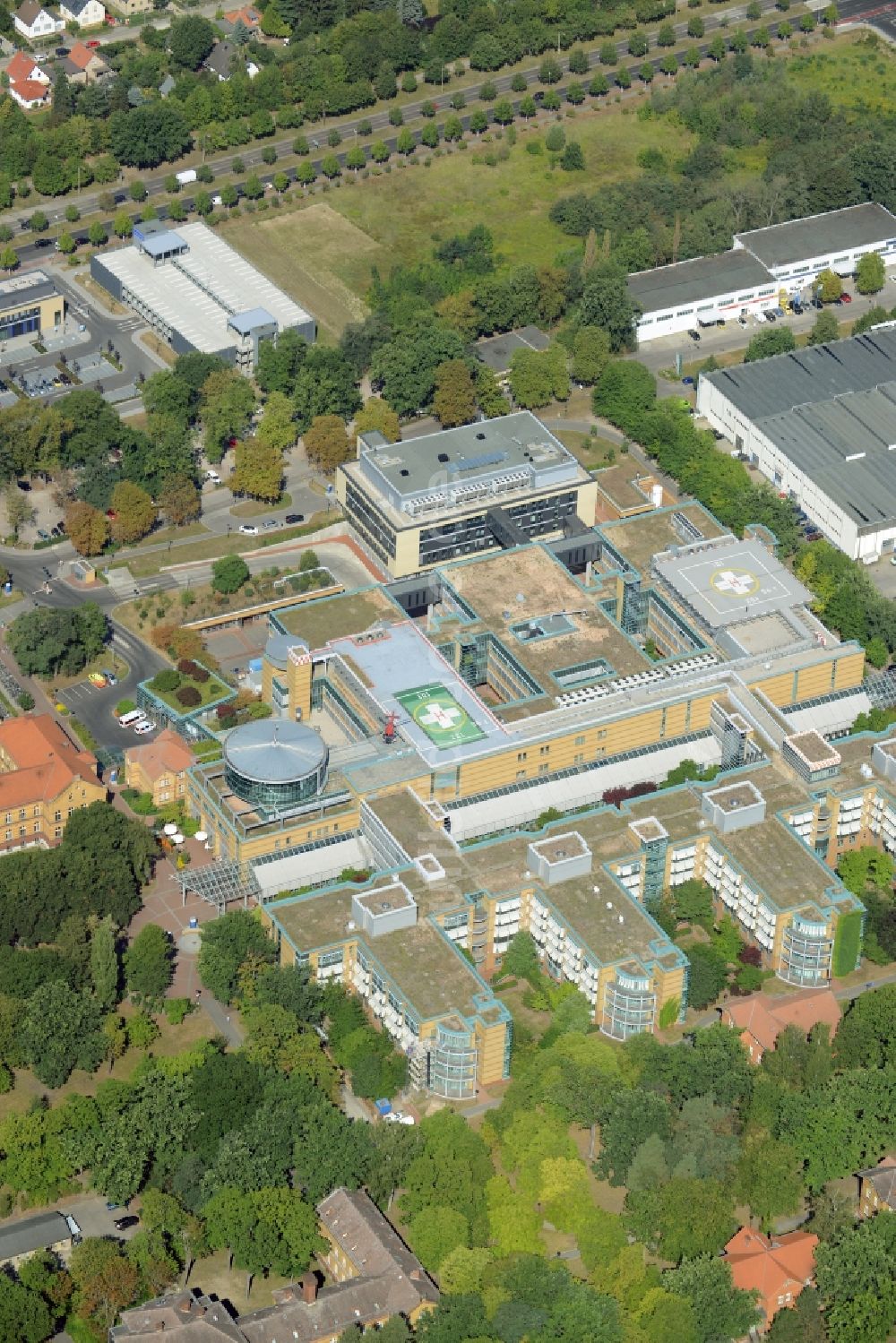 Luftaufnahme Berlin - Klinikgebäude des Unfallkrankenhauses UKB Marzahn im Ortsteil Biesdorf in Berlin