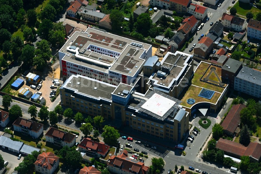 Luftaufnahme Hansestadt Stendal - Klinikgelände des Krankenhauses der Johanniter-Krankenhaus Genthin-Stendal GmbH in Stendal im Bundesland Sachsen-Anhalt, Deutschland