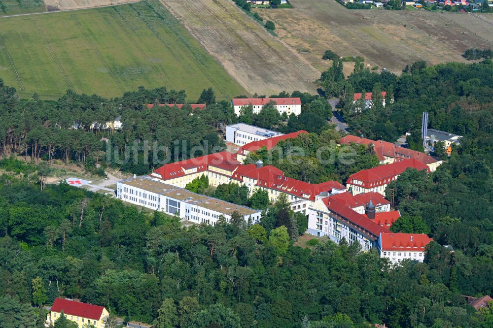 Luftaufnahme Treuenbrietzen - Klinikgelände des Krankenhauses Johanniter-Krankenhaus in Treuenbrietzen im Bundesland Brandenburg, Deutschland