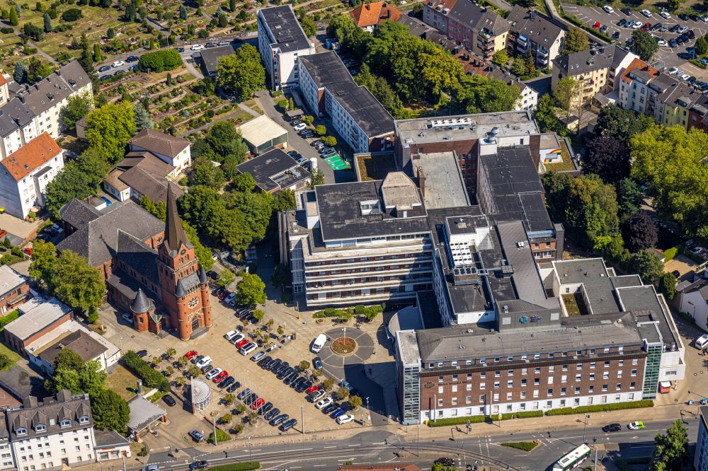 Witten von oben - Klinikgelände des Krankenhauses Marienhospital, Marienkirche und Wohnhäuser in Witten im Bundesland Nordrhein-Westfalen