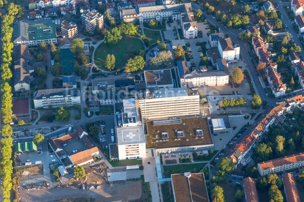 Speyer von oben - Klinikgelände des Diakonissen-Stiftungs-Krankenhauses in Speyer im Bundesland Rheinland-Pfalz, Deutschland