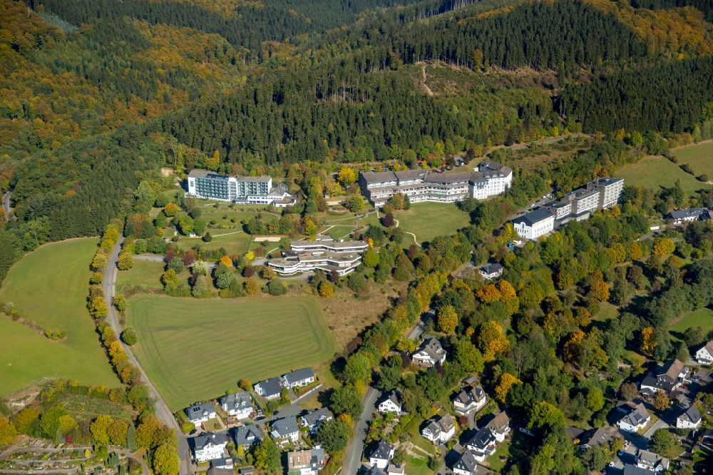 Schmallenberg von oben - Klinikgelände der Fachklinik Hochsauerland in Schmallenberg im Bundesland Nordrhein-Westfalen