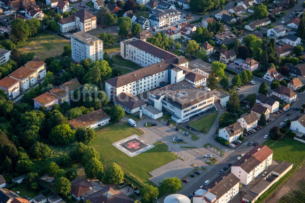 Kandel von oben - Klinikgelände des Krankenhauses Asklepios Südpfalzkliniken in Kandel im Bundesland Rheinland-Pfalz, Deutschland