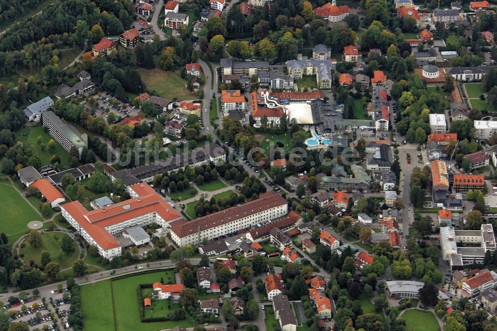 Luftaufnahme Bad Tölz - Klinikgelände des Krankenhauses Asklepios Stadtklinik und Alpamare Wasserpark und Erlebnisbad in Bad Tölz im Bundesland Bayern
