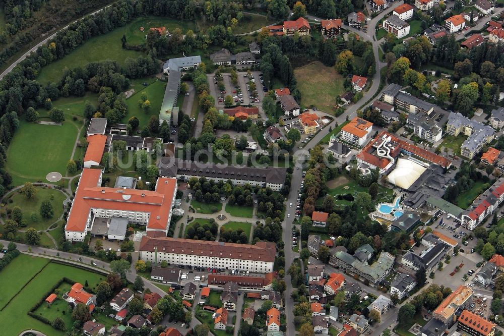 Bad Tölz von oben - Klinikgelände des Krankenhauses Asklepios Stadtklinik und Alpamare Wasserpark und Erlebnisbad in Bad Tölz im Bundesland Bayern