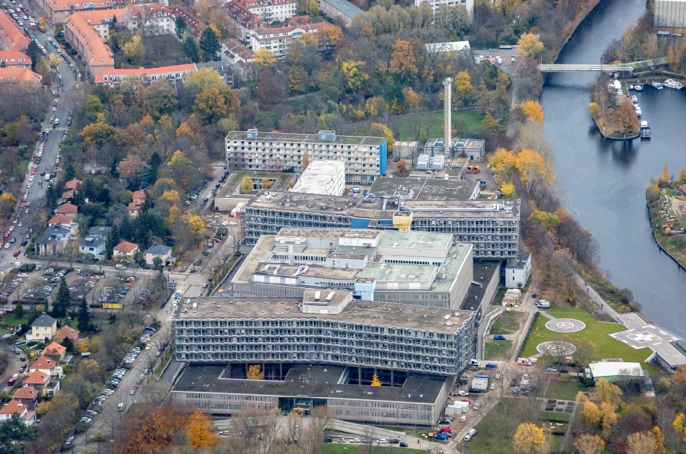 Berlin von oben - Klinikgelände des Krankenhauses Campus Benjamin Franklin in Steglitz in Berlin, Deutschland