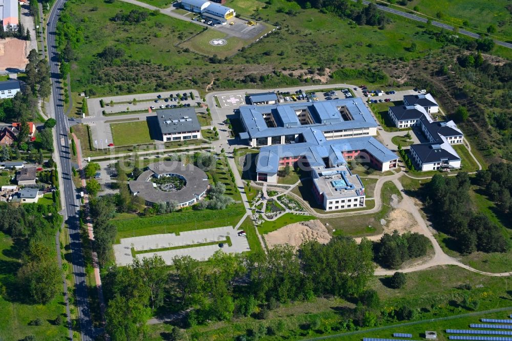 Neustrelitz aus der Vogelperspektive: Klinikgelände des Krankenhauses DRK-Krankenhaus Mecklenburg Strelitz gGmbH in Neustrelitz im Bundesland Mecklenburg-Vorpommern