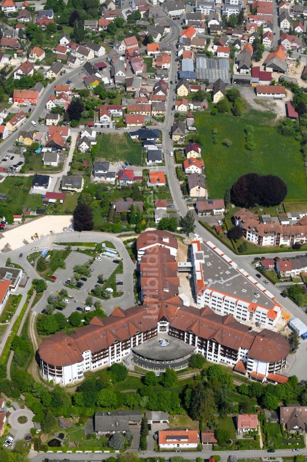 Luftaufnahme Ichenhausen - Klinikgelände des Krankenhauses Fachklinik Ichenhausen an der Krumbacher Straße in Ichenhausen im Bundesland Bayern, Deutschland