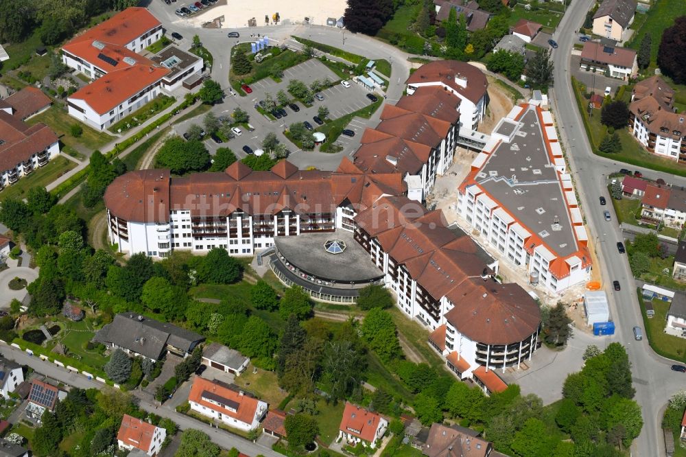 Ichenhausen von oben - Klinikgelände des Krankenhauses Fachklinik Ichenhausen an der Krumbacher Straße in Ichenhausen im Bundesland Bayern, Deutschland