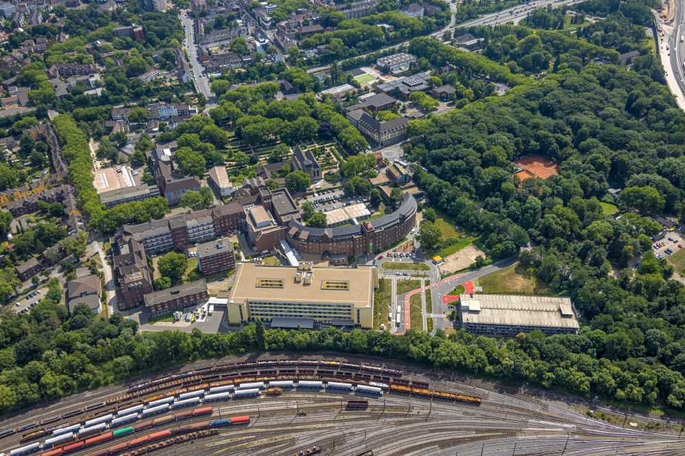 Luftaufnahme Duisburg - Klinikgelände des Krankenhauses HELIOS Klinikum Duisburg An der Abtei in Duisburg im Bundesland Nordrhein-Westfalen - NRW, Deutschland
