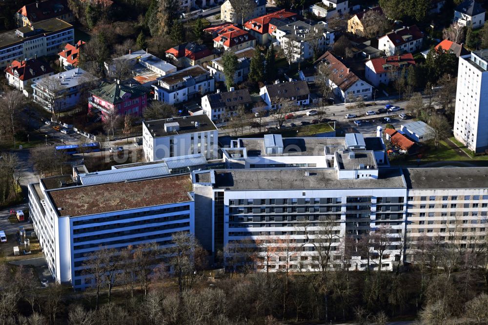 München von oben - Klinikgelände des Krankenhauses Helios Klinikum München West im Ortsteil Pasing-Obermenzing in München im Bundesland Bayern, Deutschland