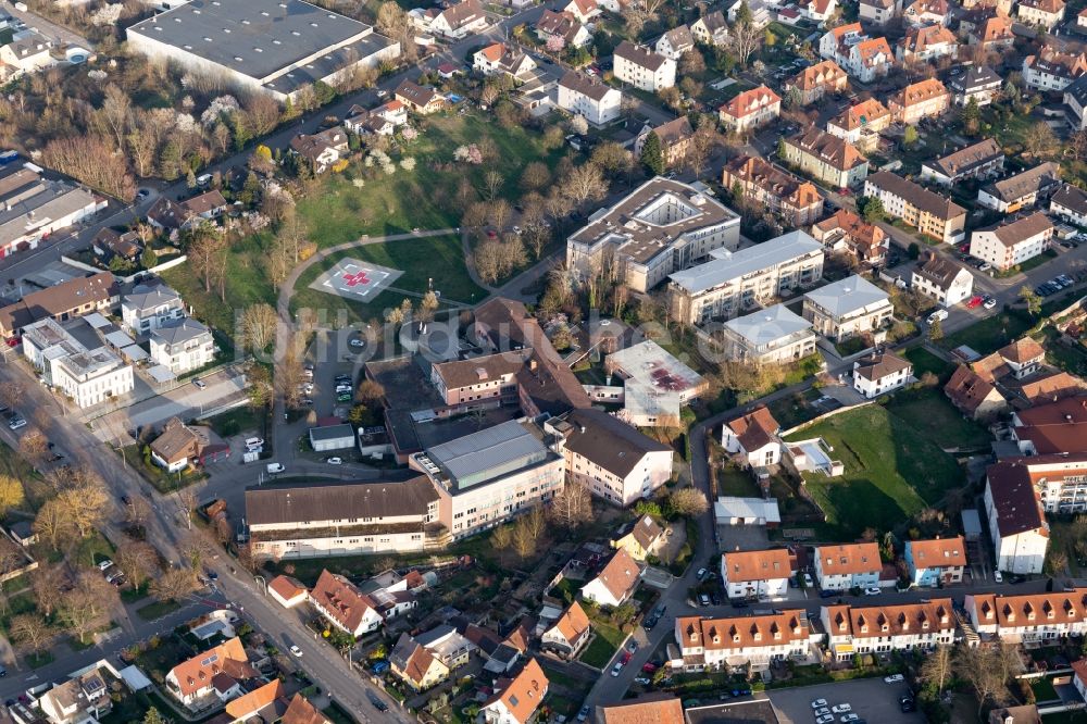 Luftaufnahme Breisach am Rhein - Klinikgelände des Krankenhauses Helios Rosmann Klinik in Breisach am Rhein im Bundesland Baden-Württemberg, Deutschland