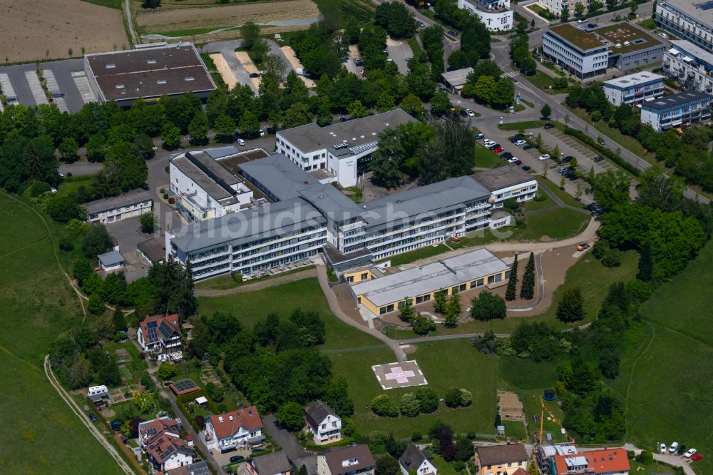 Überlingen von oben - Klinikgelände des Krankenhauses Helios Spital Überlingen in Überlingen im Bundesland Baden-Württemberg, Deutschland
