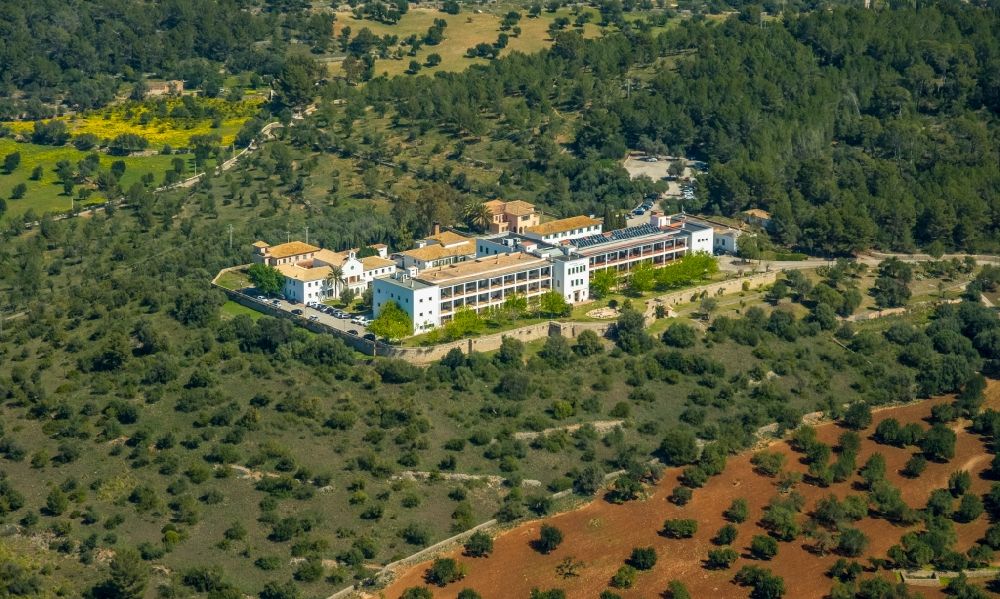 Sa Coma aus der Vogelperspektive: Klinikgelände des Krankenhauses Hospital Joan March in Sa Coma in Balearische Insel Mallorca, Spanien