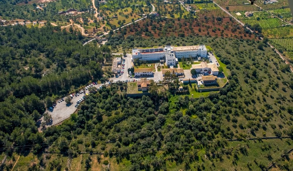 Sa Coma aus der Vogelperspektive: Klinikgelände des Krankenhauses Hospital Joan March in Sa Coma in Balearische Insel Mallorca, Spanien