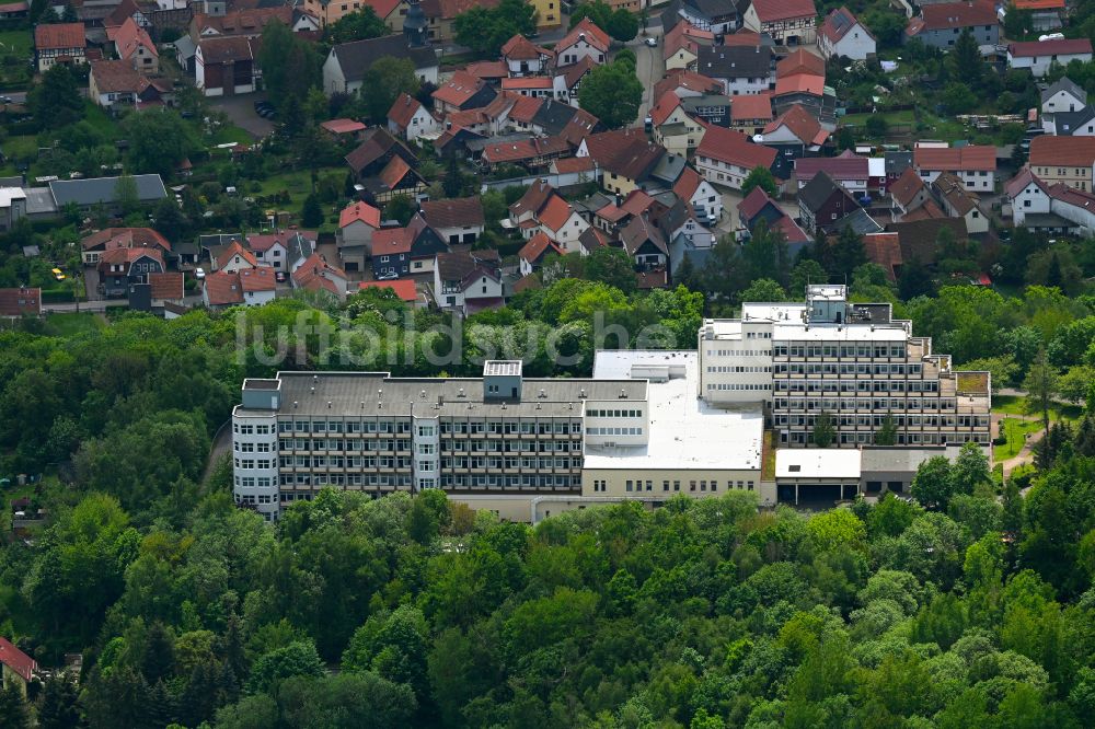 Bad Tabarz von oben - Klinikgelände des Krankenhauses der Inselsberg Klinik Wicker GmbH & Co. oHG in Bad Tabarz im Bundesland Thüringen, Deutschland